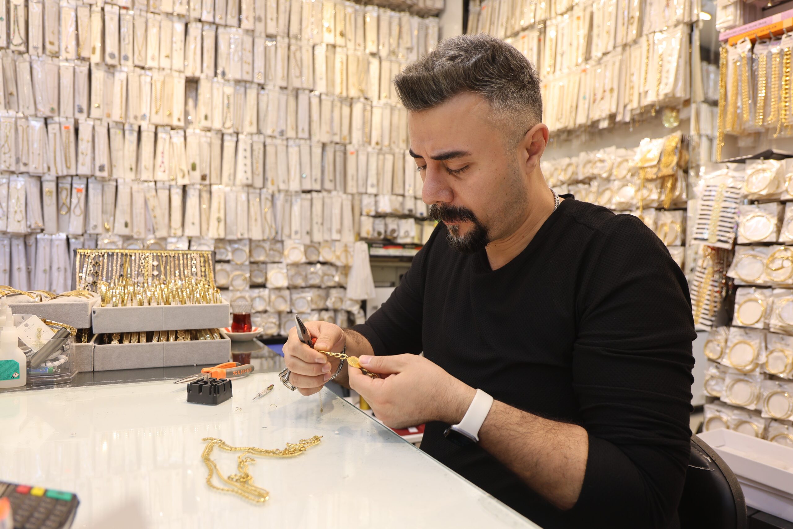 Bir poşet dolusu altını, sahiplerine teslim etti