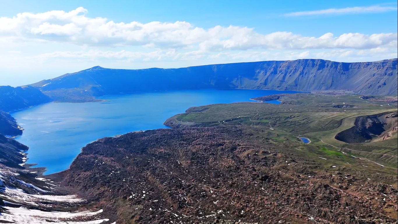 Turizm sezonu açılan Nemrut Kalderası havadan görüntülendi
