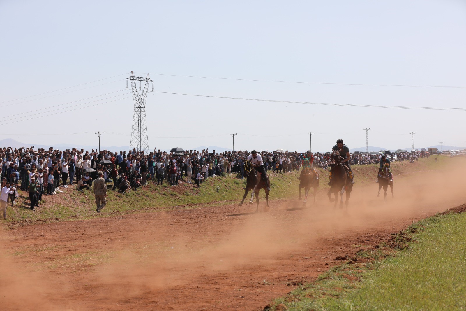 Hınıs’ta 3. Geleneksel At Yarışı Festivali Coşkuyla Gerçekleştirildi