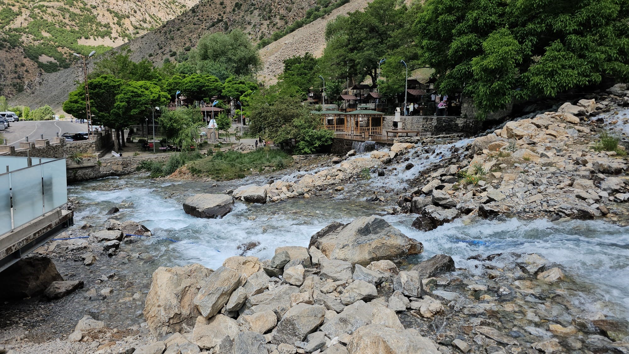 Van’ın Doğal Güzelliklerinden Kanispi Şelalesi, Yaz Aylarında Ziyaretçi Akınına Uğruyor