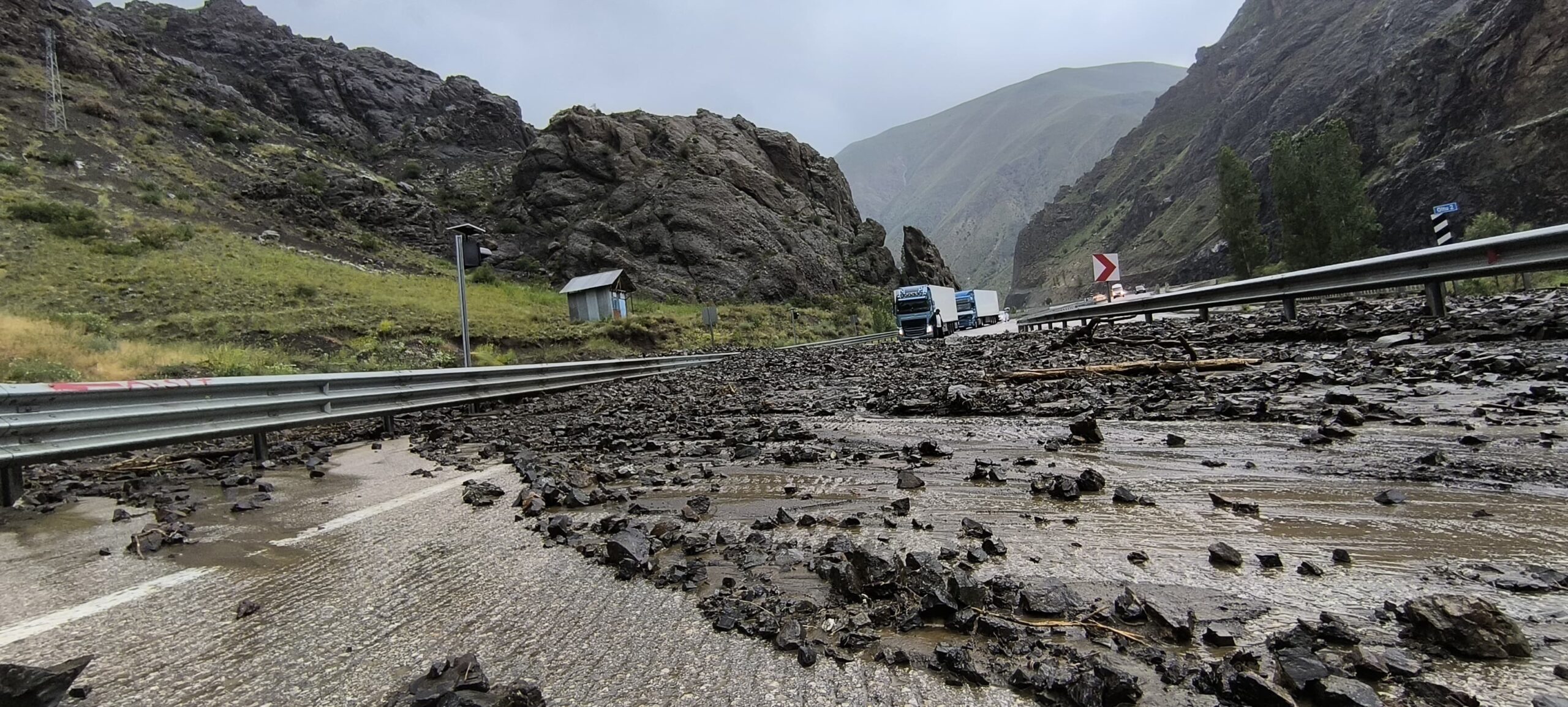 Erzurum’da Heyelan: Erzurum-Artvin Karayolu Kapanma Noktasına Geldi