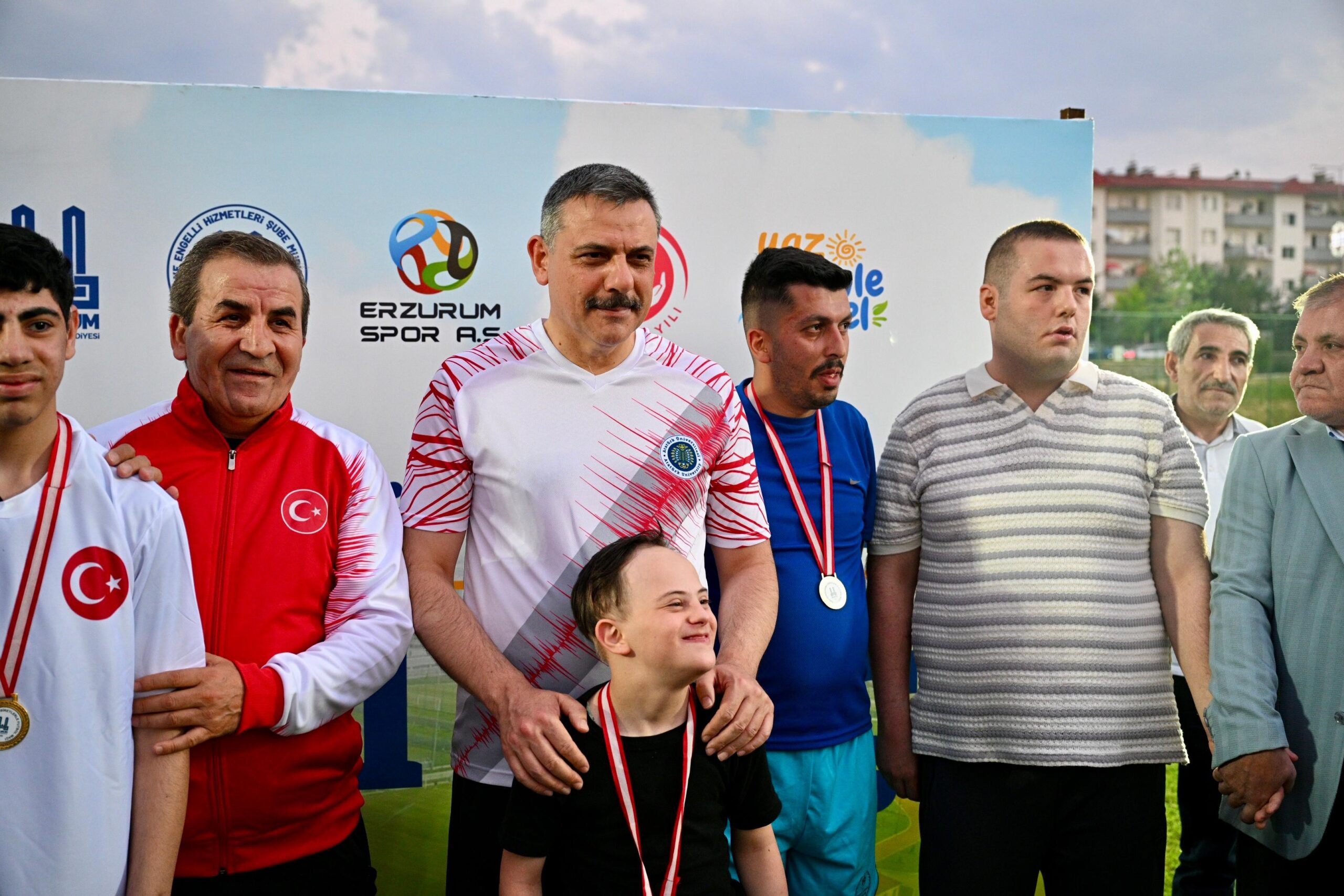 Erzurum’da Yeşil Sahada Dostluk Kazandı: Vali Çiftçi ve Protokol, Özel Bireylerle Futbol Maçında Buluştu