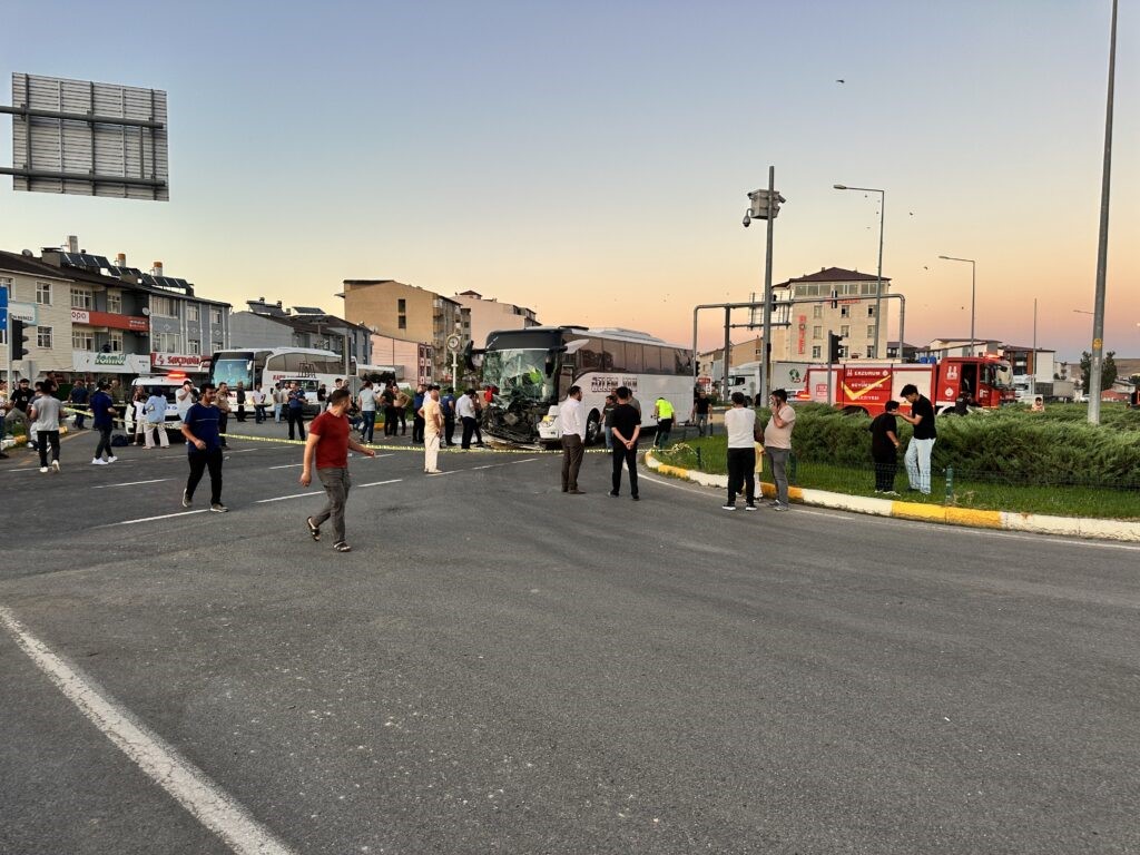 Erzurum’un Horasan İlçesinde Otobüs ile Traktör Çarpıştı: 8 Yaralı