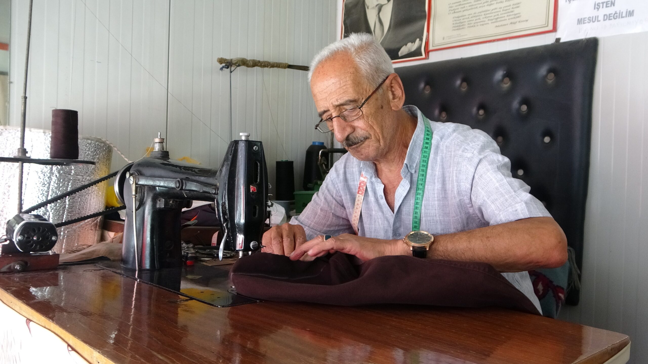 60 Yıllık Emek: Akçadağlı Terzi Nureddin Güner Mesleğini Konteynerde Sürdürüyor