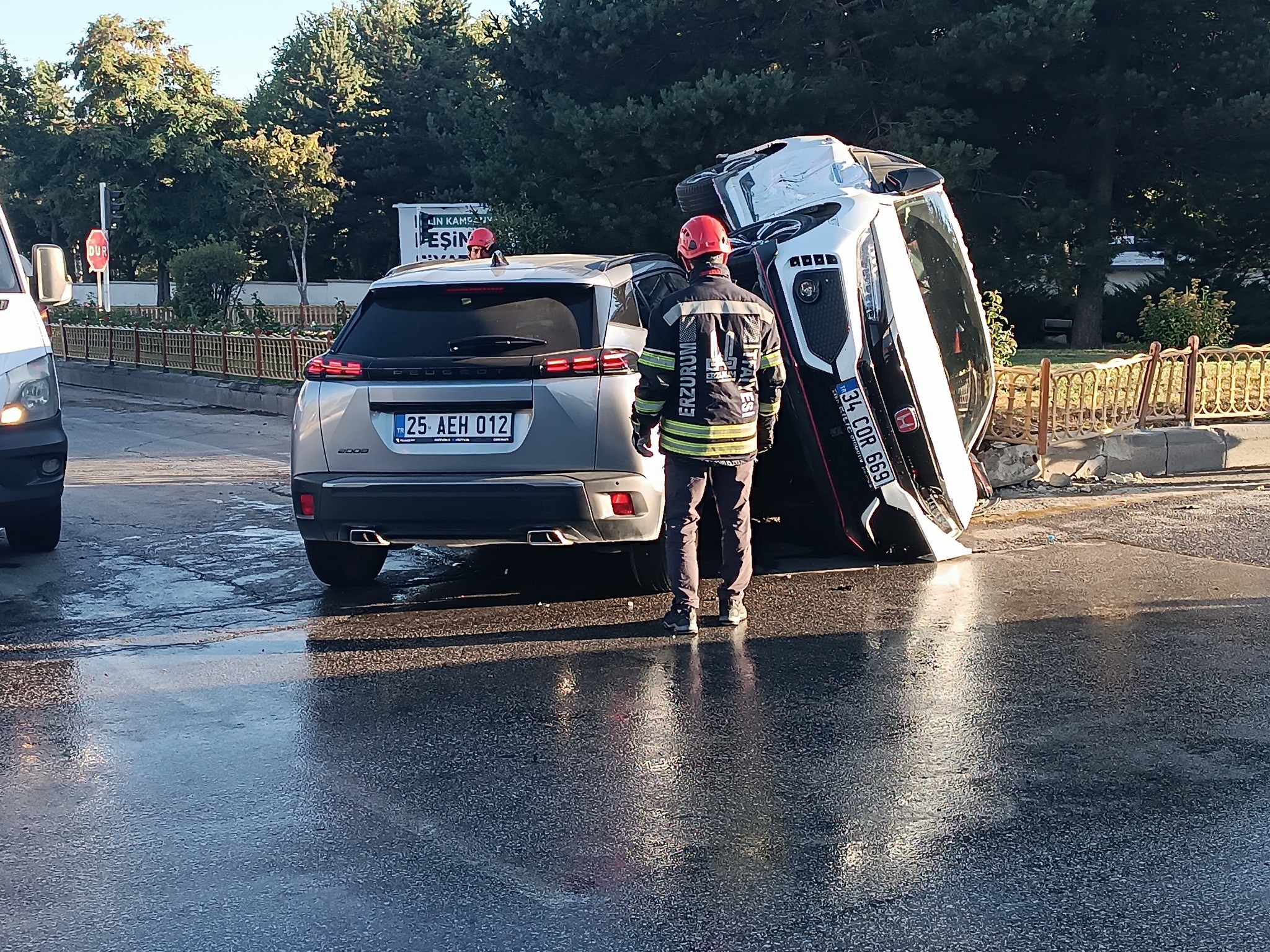 Erzurum’da Trafik Kazası: Araçlarda Sıkışan Sürücüler İtfaiye Tarafından Kurtarıldı
