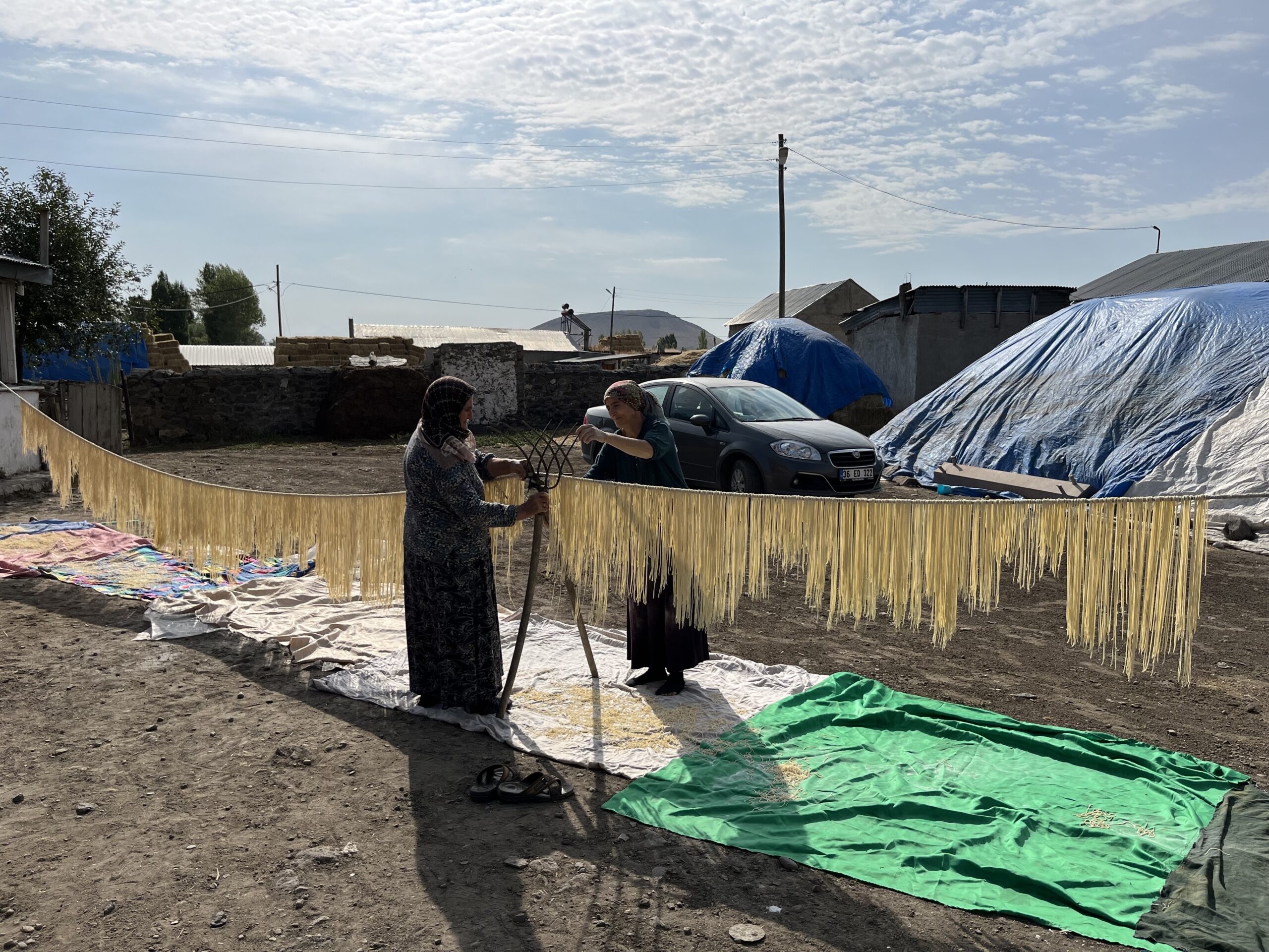 Kars’ta Kadınlar İmece Usulüyle Kışlık Erişte Hazırlıyor