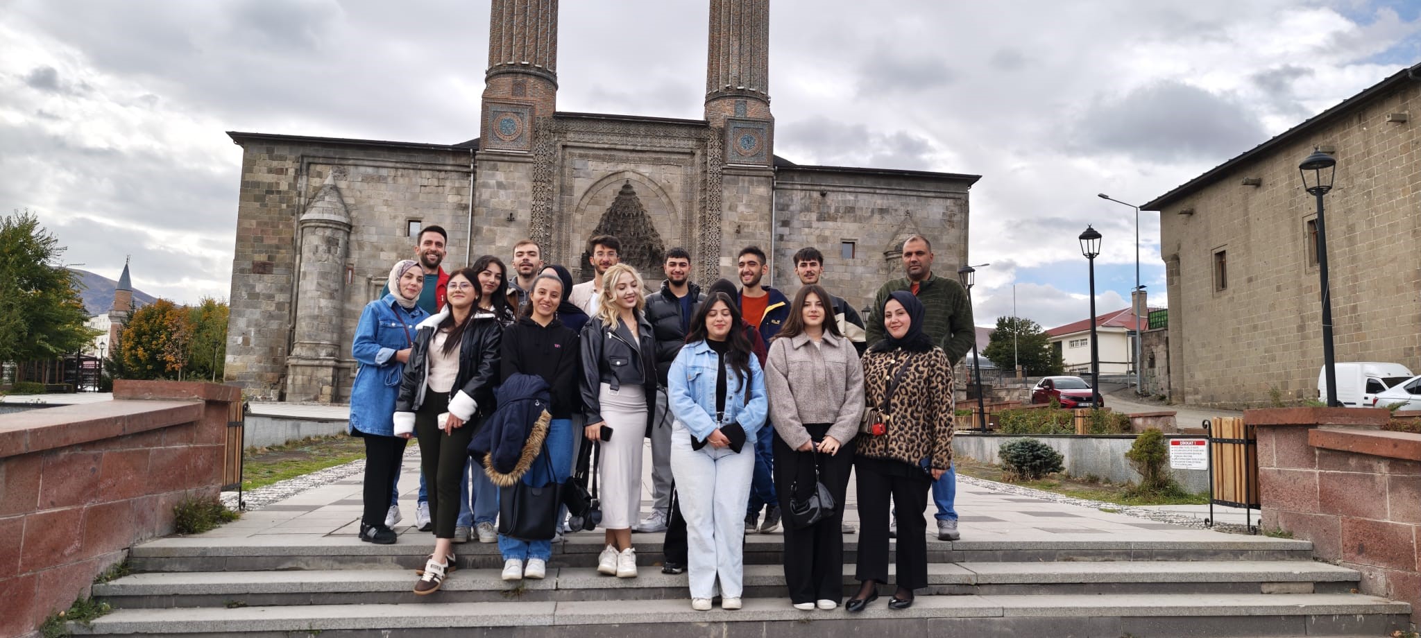 “Bir Bilenle Erzurum” Projesiyle Gençler Tarihe Yolculuk Yaptı