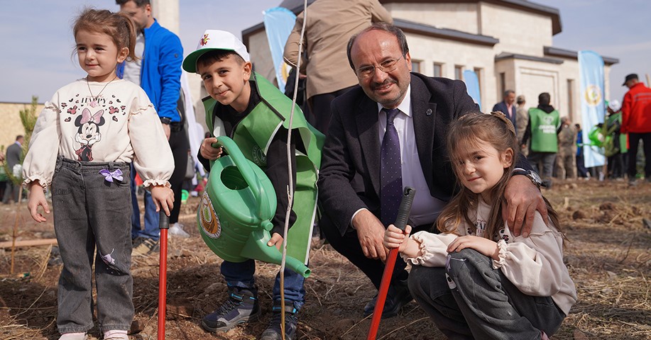 ETÜ Kampüsünde 3 Bin Fidan Toprakla Buluştu
