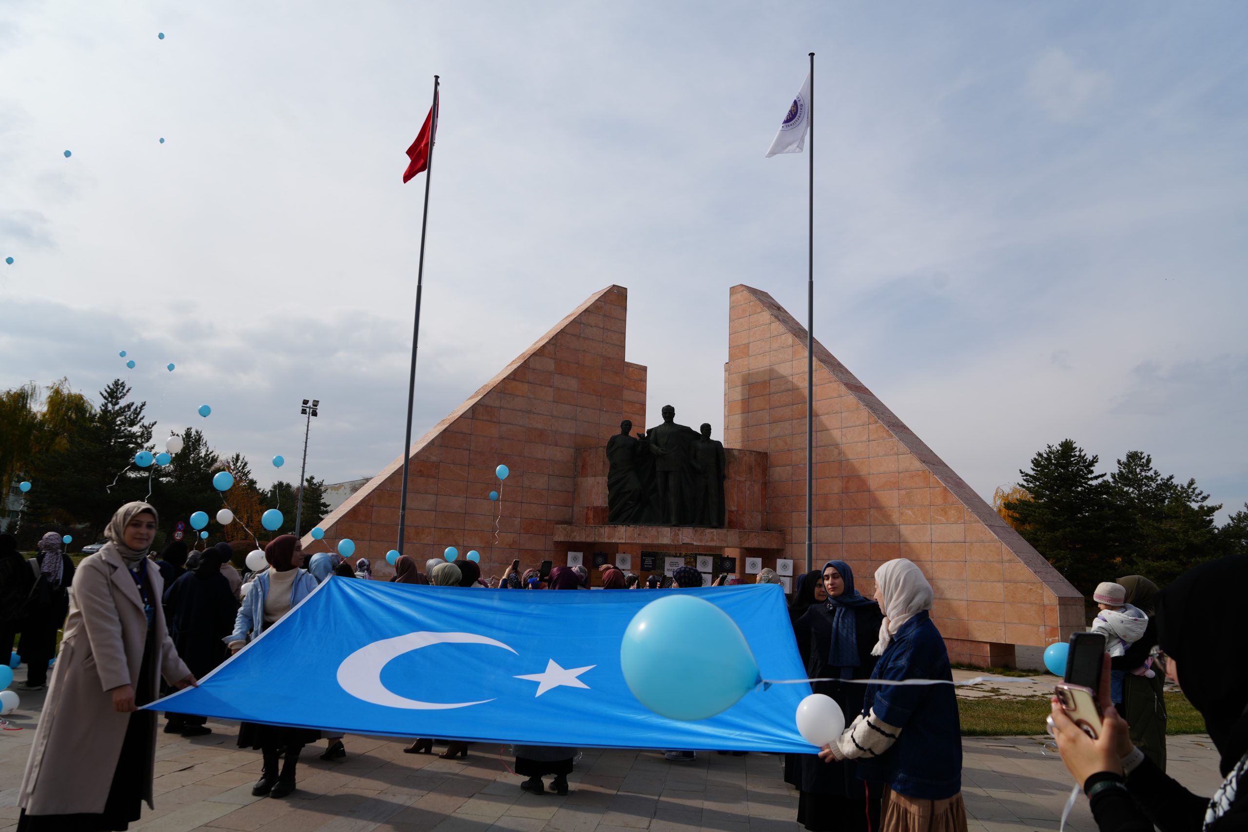 Atatürk Üniversitesi Öğrencilerinden Doğu Türkistan’a Farkındalık Etkinliği