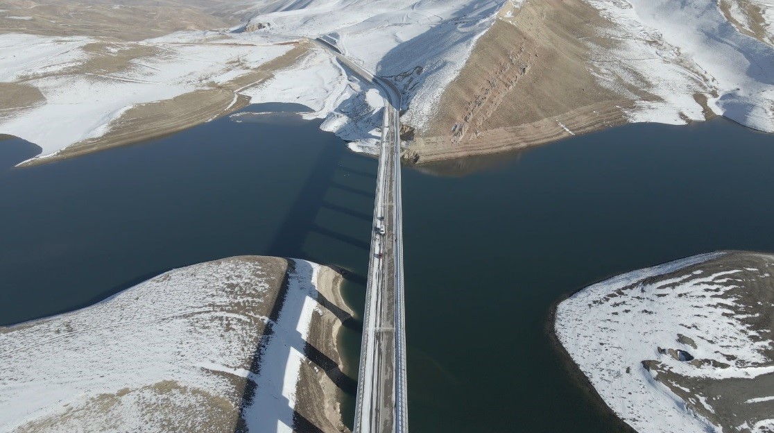 Erzincan’da Turnaçayırı Barajı’nda Kar Sonrası Kartpostallık Manzara
