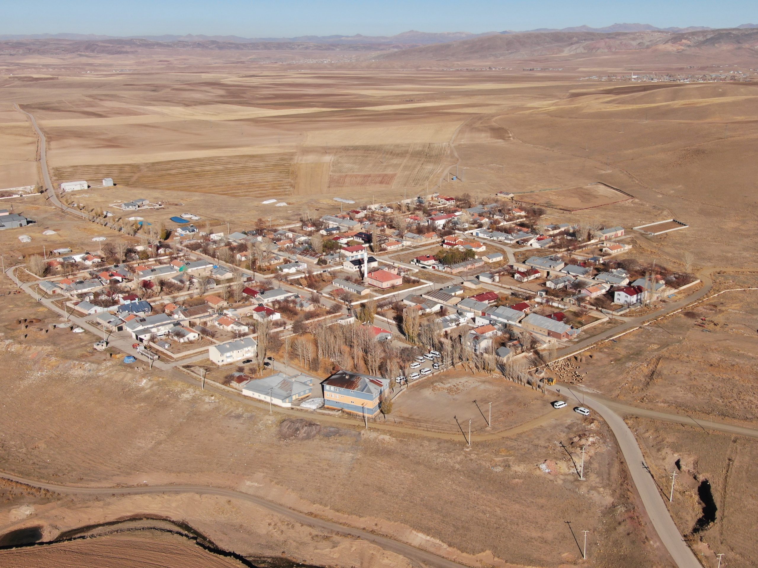 Van’ın Özalp İlçesinde Sonbahar Güzelliği: Emek Mahallesi Kartpostallık Görünüme Büründü