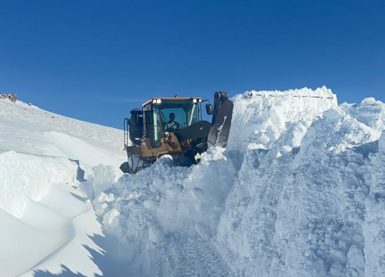 Yüksekova’da 3 Metrelik Karla Mücadele: Kardan Tüneller Oluştu