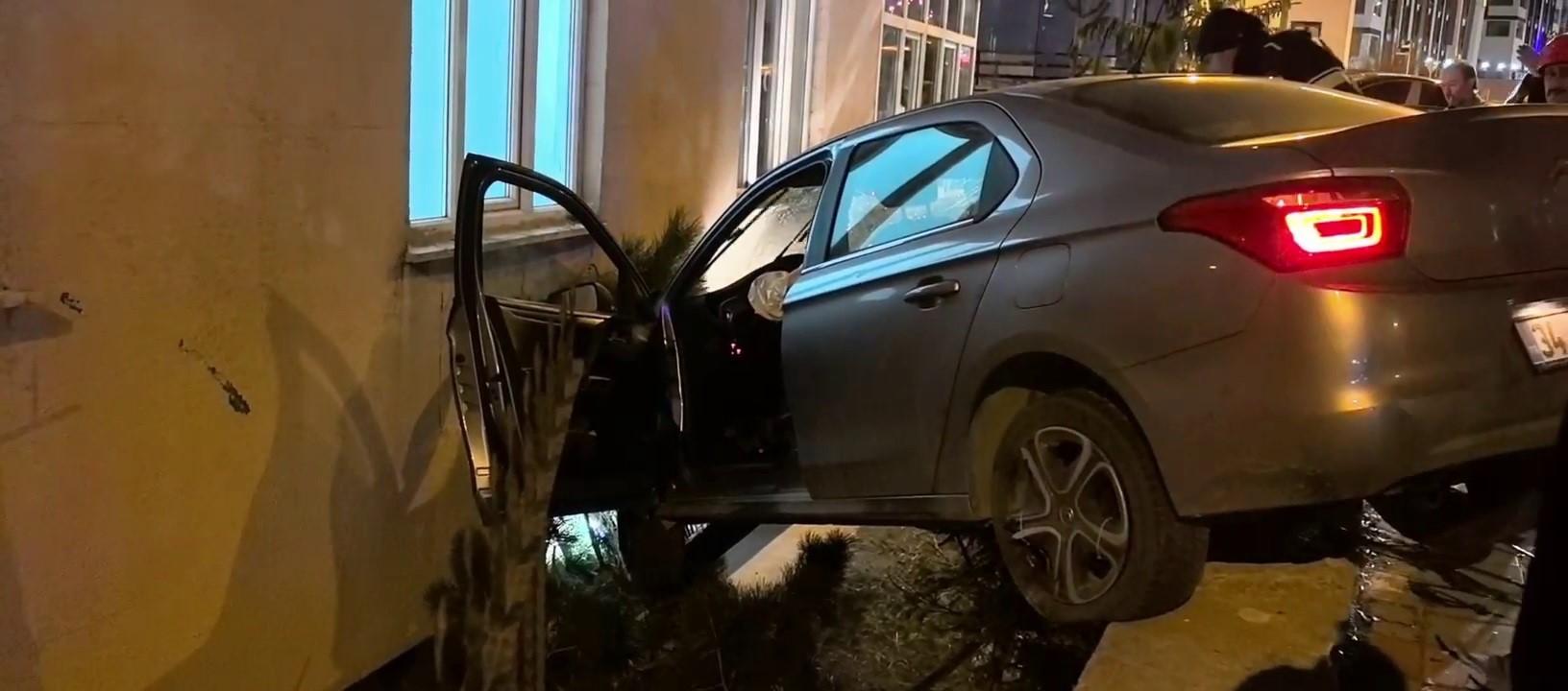 Erzurum’da kontrolden çıkan otomobil bina ile duvar arasında asılı kaldı