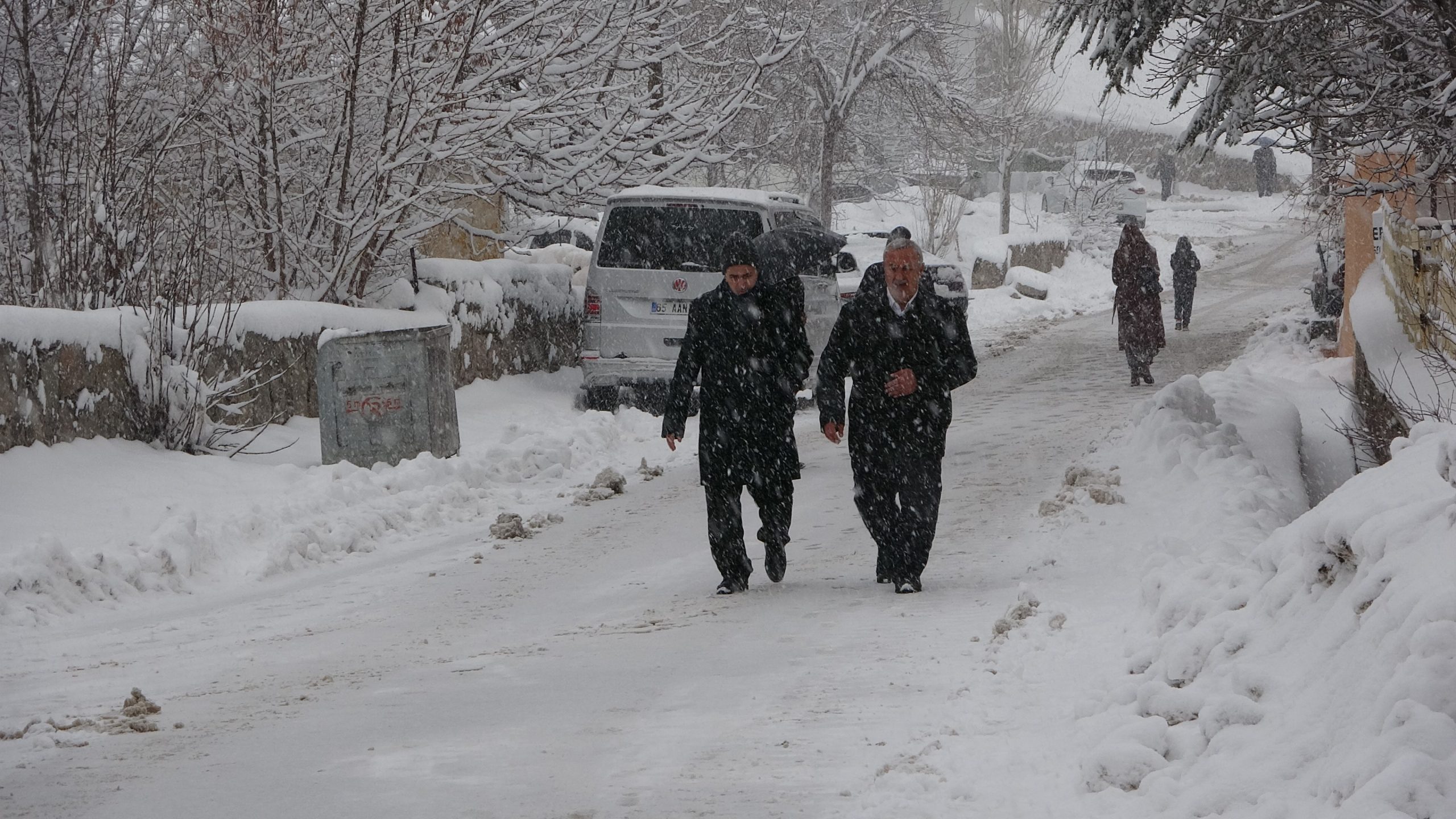 Bitlis’te Kar Yağışı Hayatı Olumsuz Etkiledi: 180 Köy Yolu Ulaşıma Kapandı
