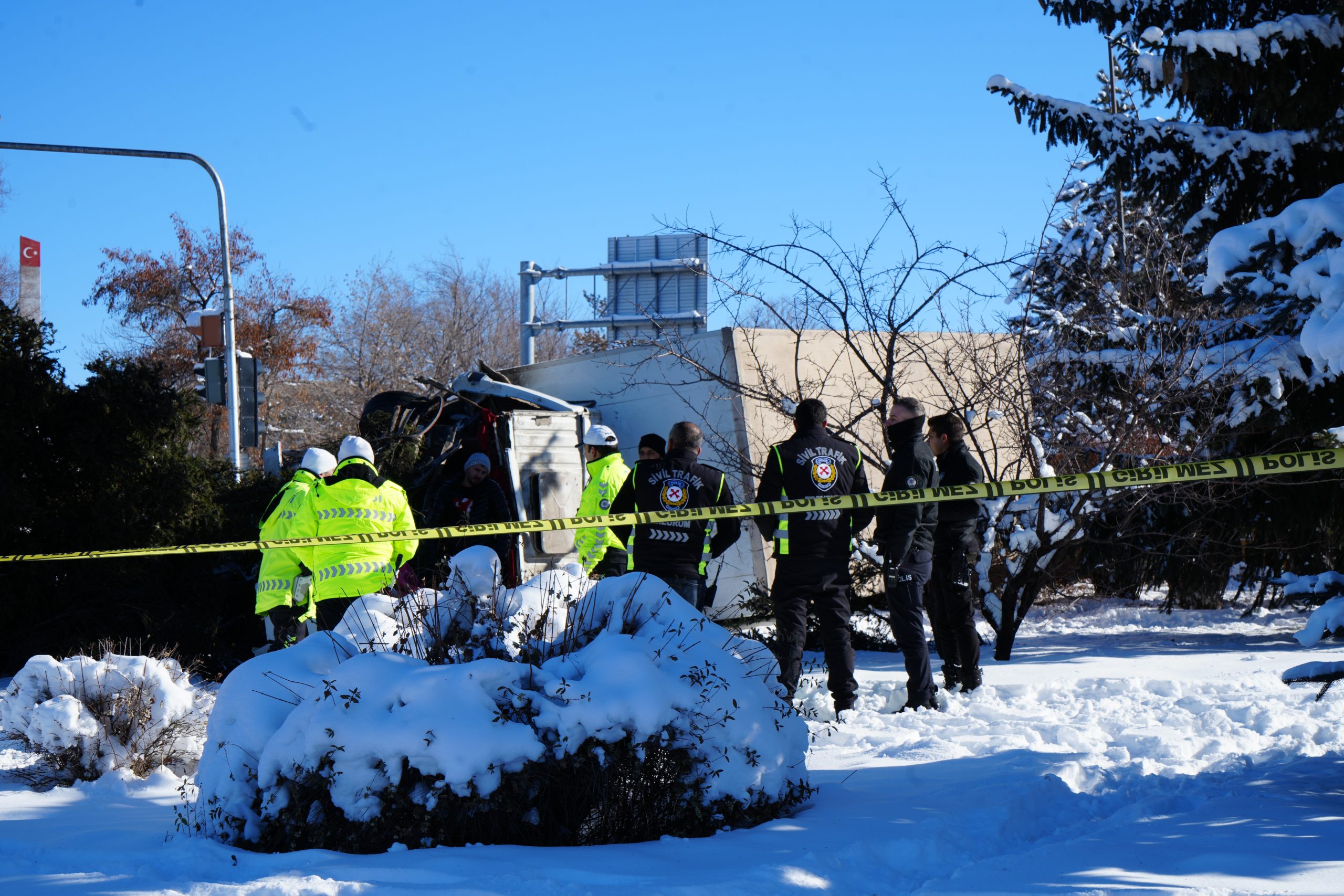 Erzurum’da Kamyon Refüje Çıkarak Devrildi: 1 Yaralı