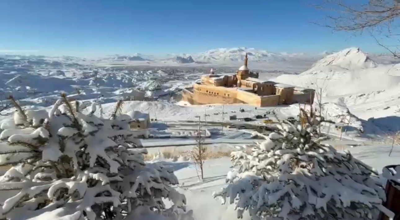 İshak Paşa Sarayı Kış Manzarasıyla Büyülüyor