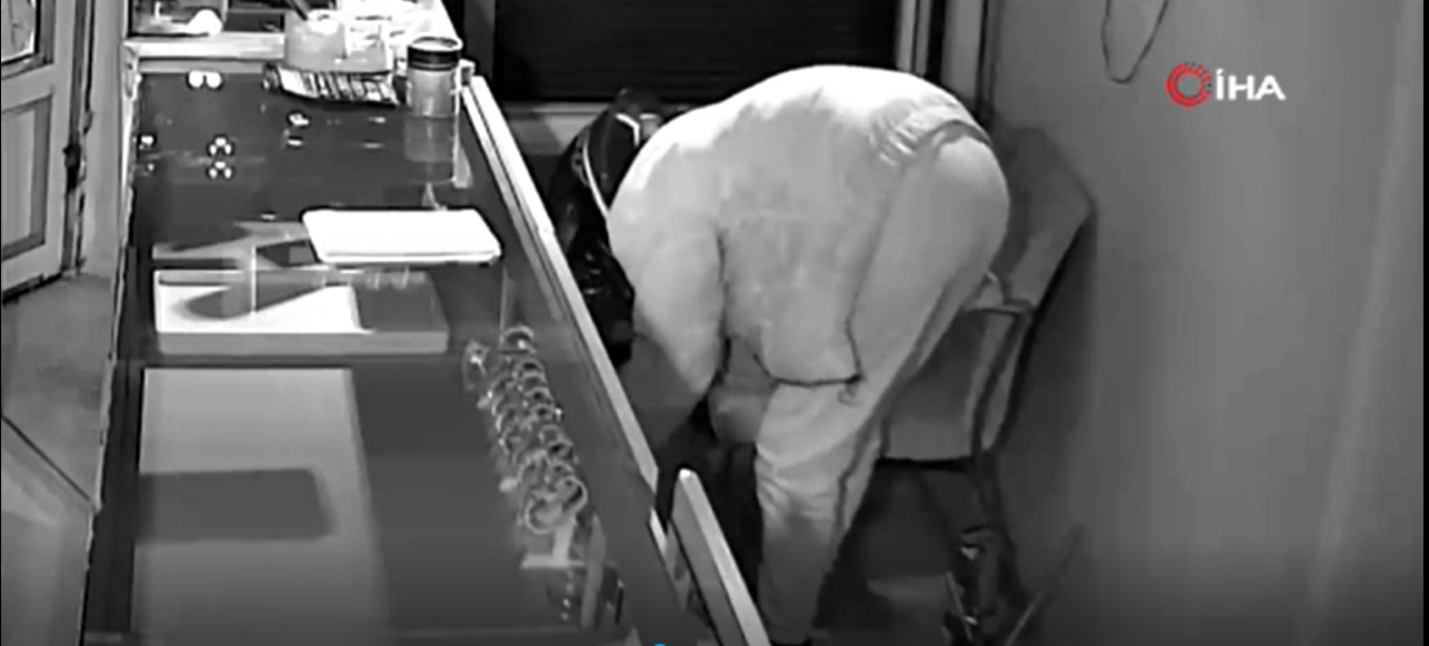 Iğdır’da Kuyumcuya Gecenin Ortasında Soygun: 5-6 Kilo Altın Çalındı