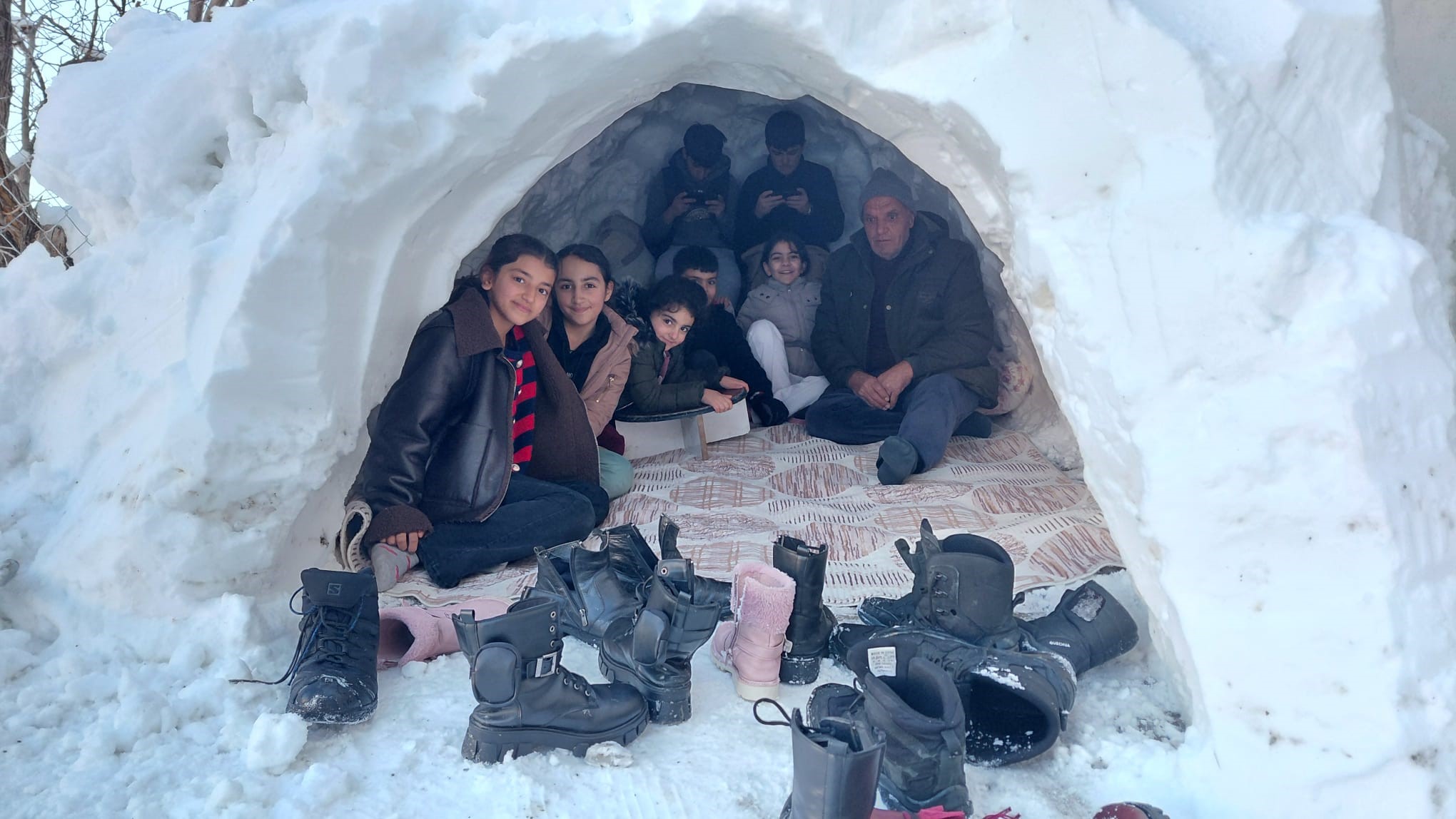 Hakkari’de Bal Ailesi, Kardan Yaptıkları İglo ile Karı Eğlenceye Dönüştürdü