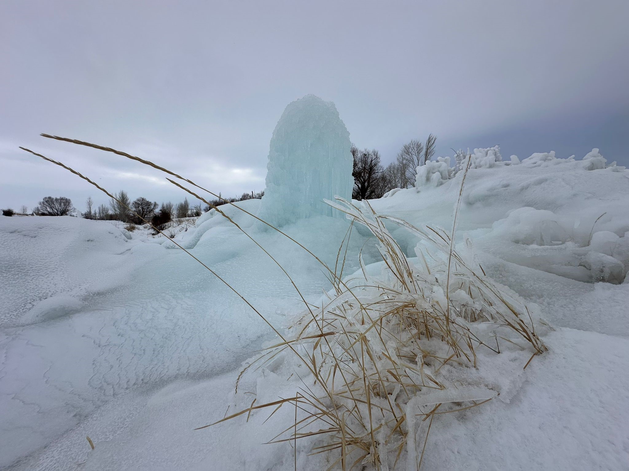 Parmaksız Mahallesi’nde 4 Metrelik Dev Buz Kütlesi Oluştu