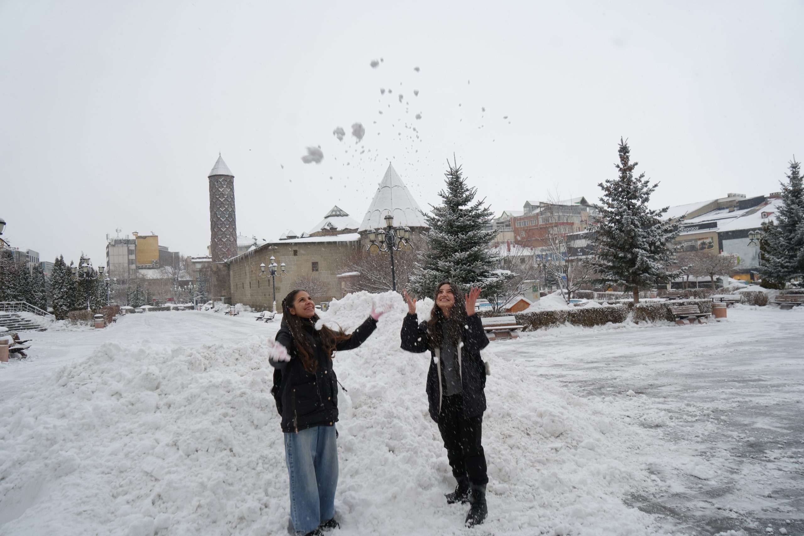Erzurum’da Kuvvetli Kar Yağışı: 4 İlçede Eğitime Ara Verildi