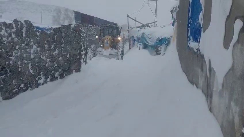 Yumruveren Köyü’nde Zorlu Kış Mesaisi: Karla Mücadele Aralıksız Sürüyor