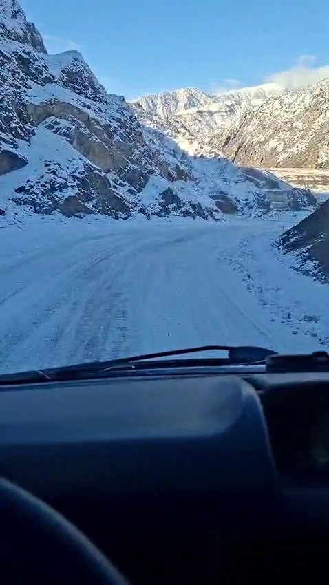 İspir-Yusufeli Yolunda Buzlanma Ulaşımı Tehlikeye Atıyor