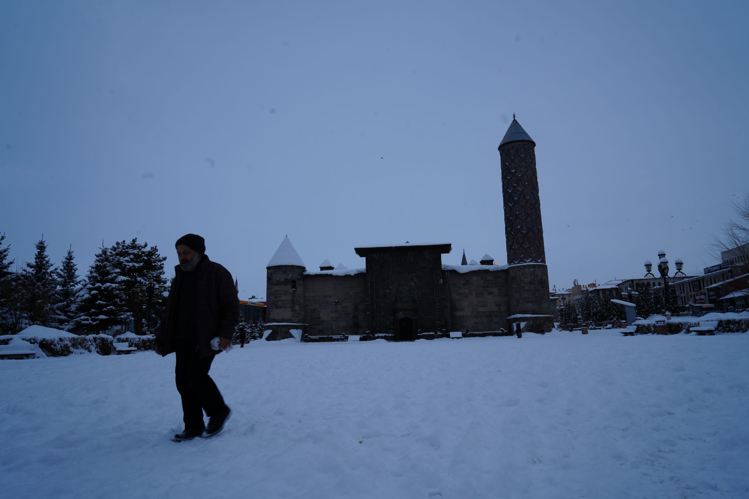 Erzurum’da Kar Alarmı: 690 Mahallenin Yolu Ulaşıma Kapandı