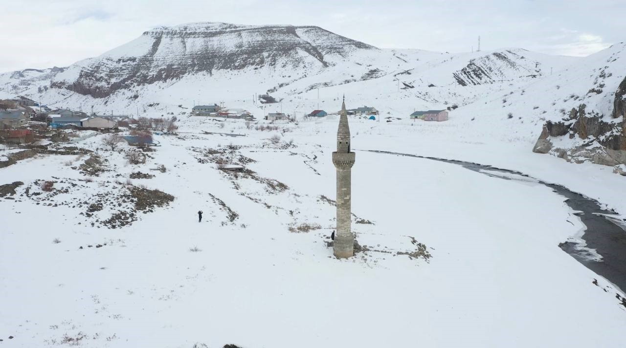 BAŞÇAVUŞ KÖYÜ’NDE TARİHİ MİNARE KARLAR ARASINDA GÜN YÜZÜNE ÇIKTI