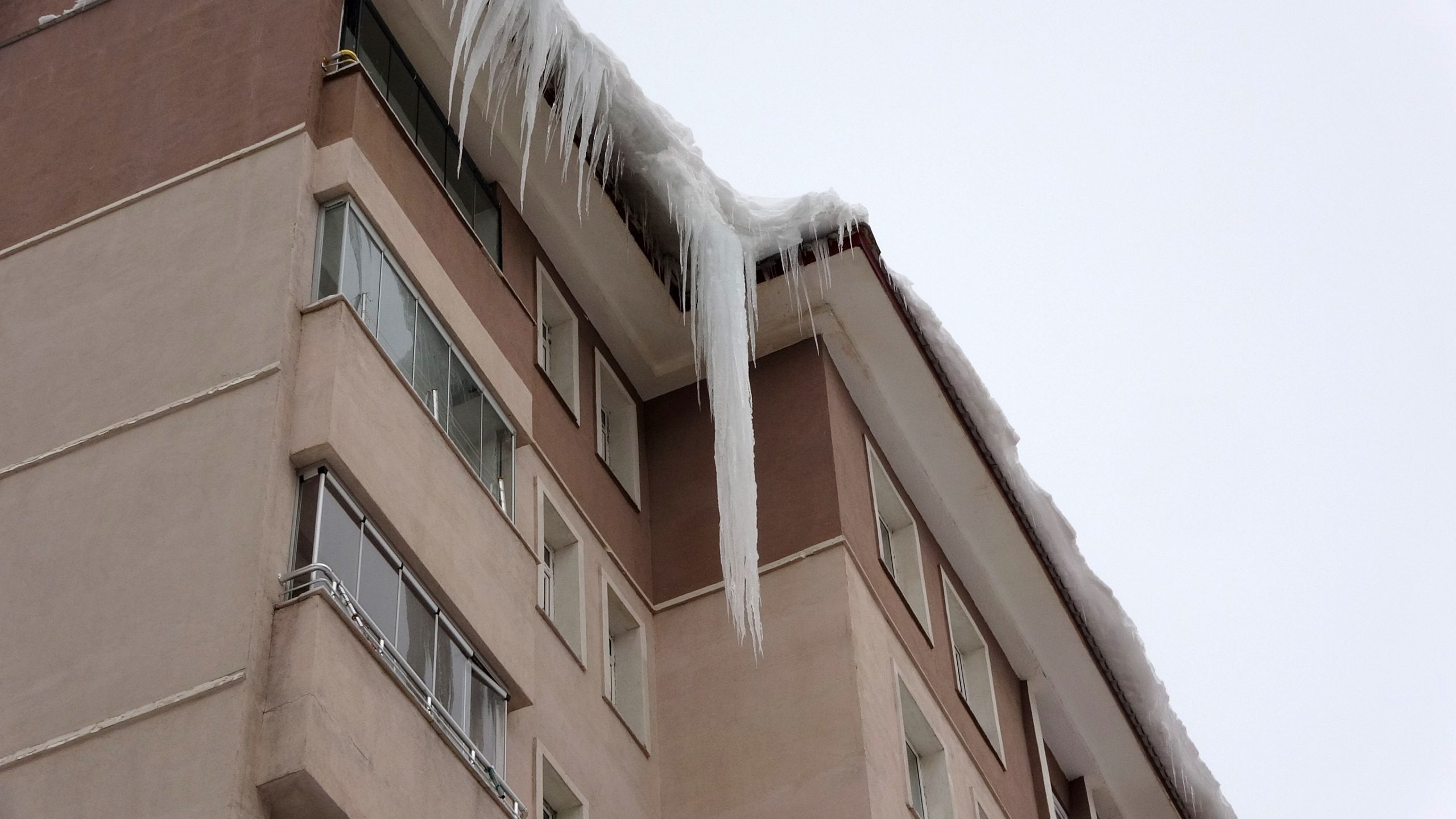 Bitlis’te Buz Sarkıtları Tehlike Saçıyor