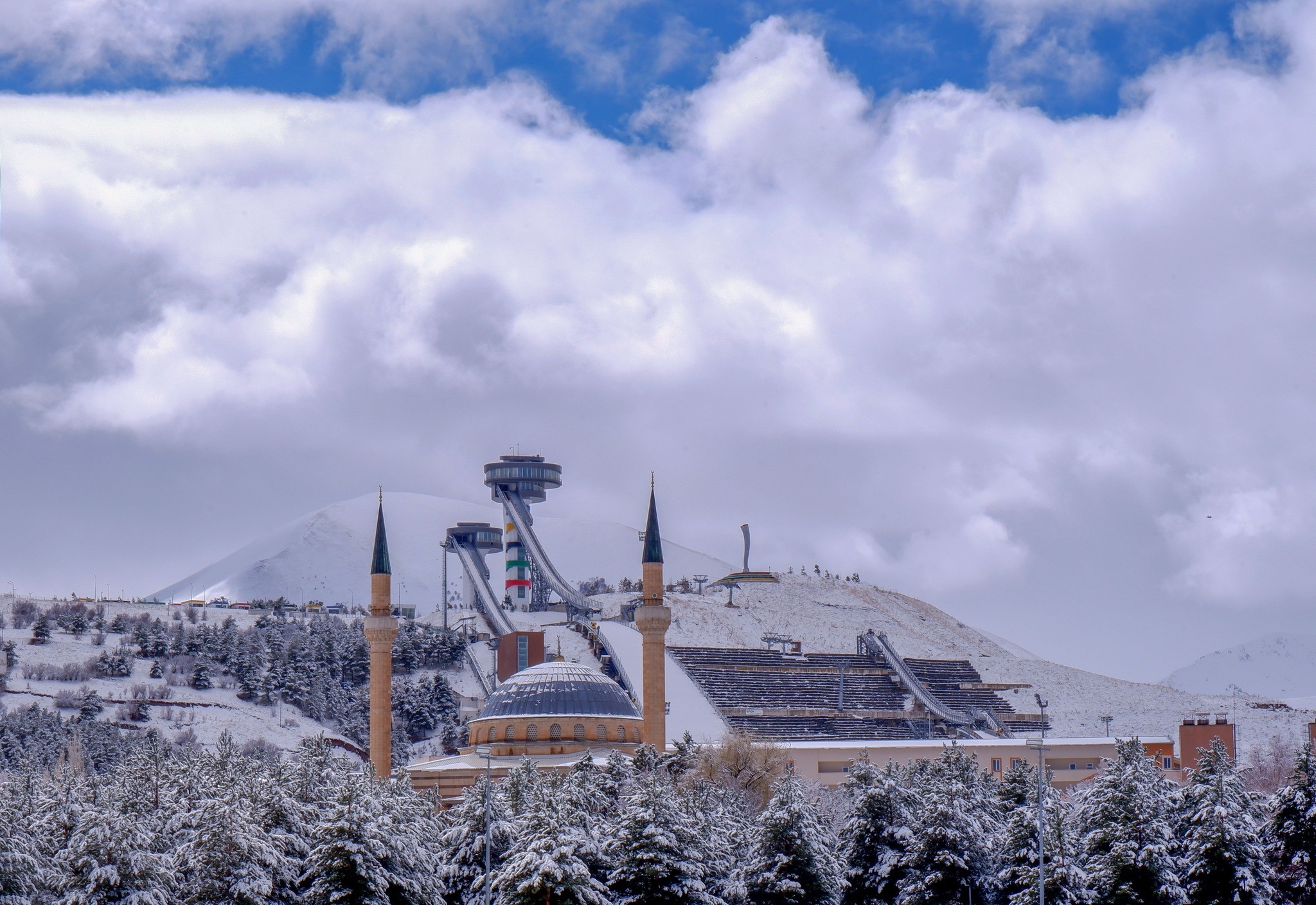 Beyaz Tehlike: Kar Yağışıyla Birlikte Buzlanma ve Çığ Alarmı