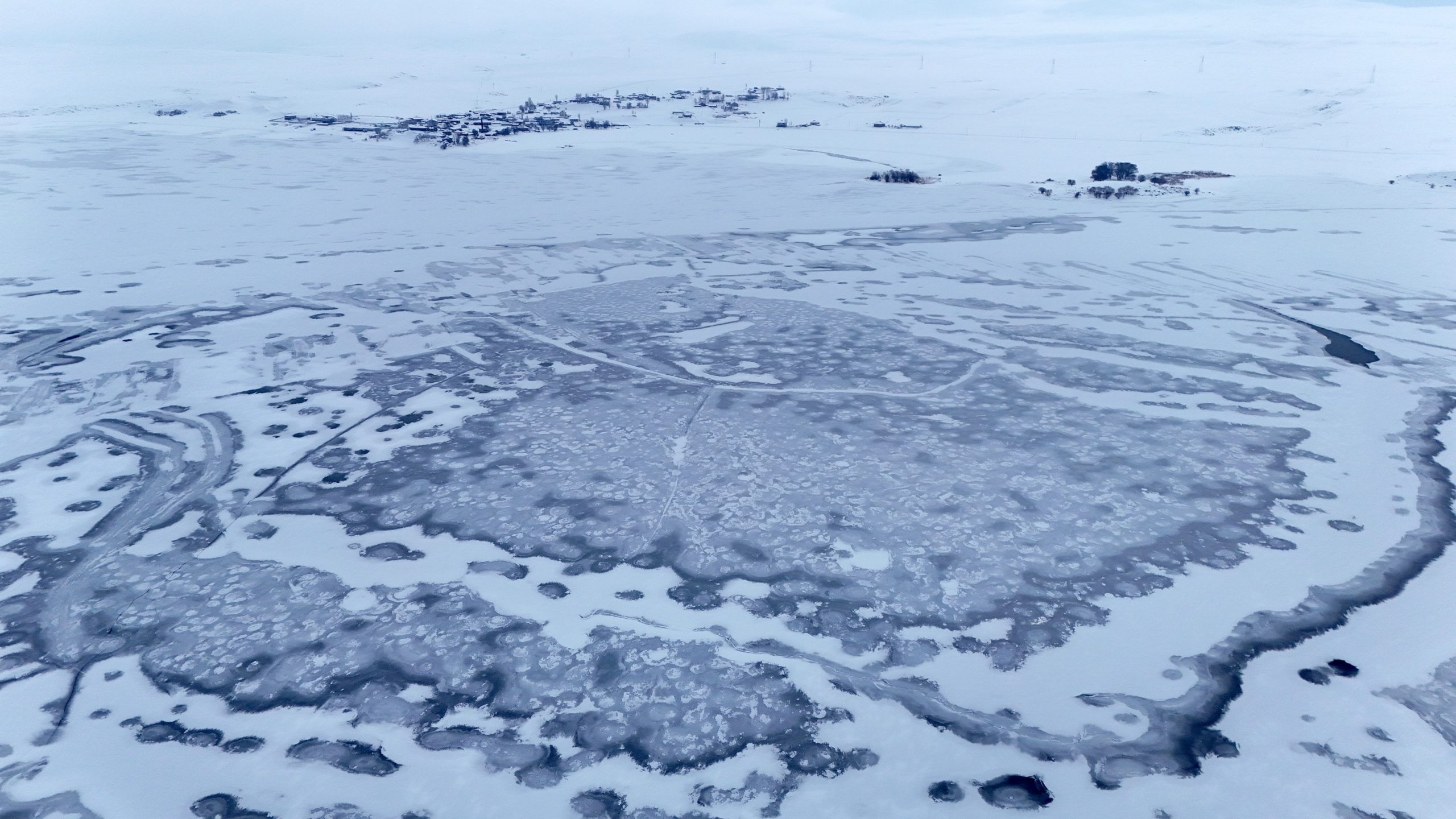 Nazik Gölü Tamamen Dondu: Eksi 10 Derecede Kartpostallık Manzaralar