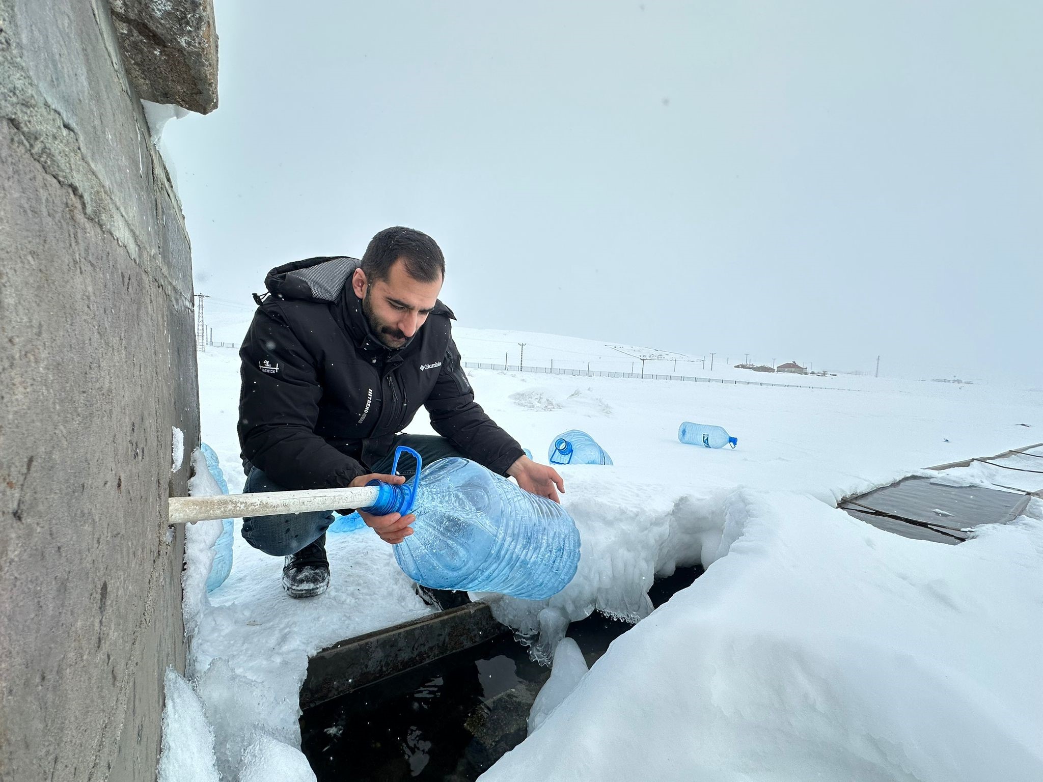 “Erzurum’da Kış Kabusu: Donan Su Hatları Günlük Hayatı Felç Etti”