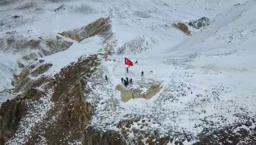Soğuk Dinlemedi, Bayrağı Zirveye Taşıdı: Göreşken’den Birlik Mesajı”