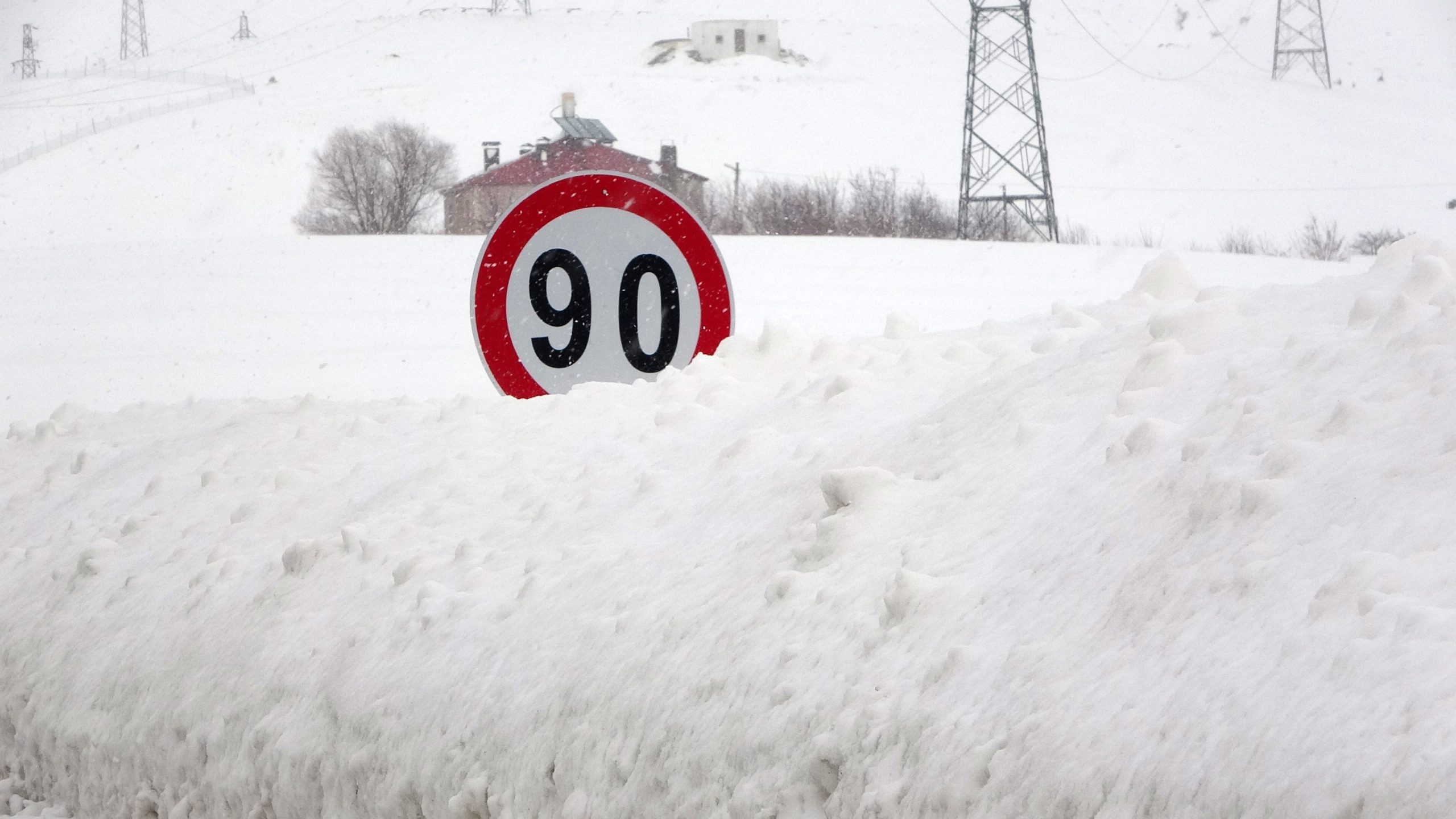 Doğu Anadolu’da Kış Sert Yüzünü Gösterdi: Köy Yolları Kapandı