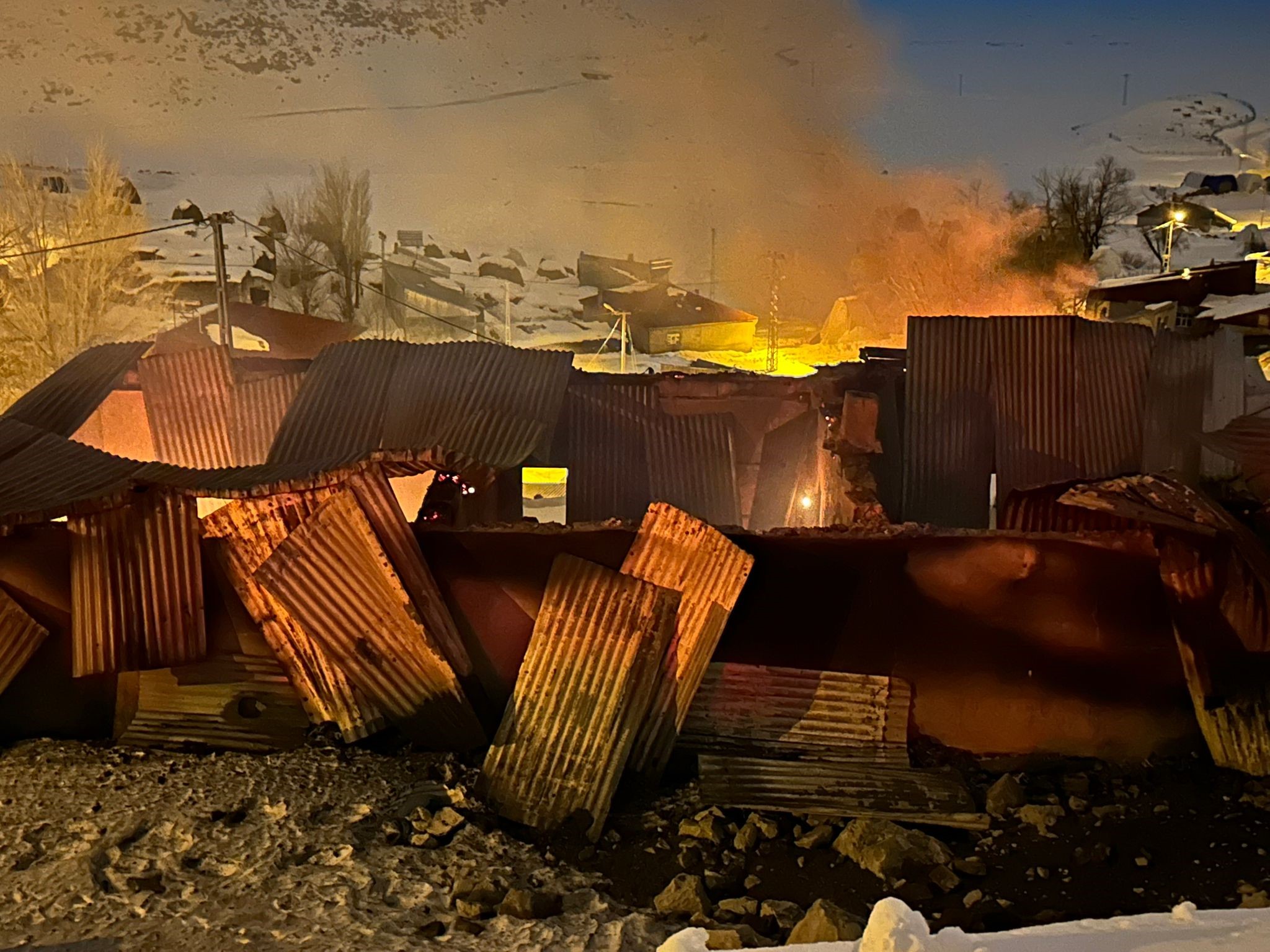 Erzurum’un Tekman ilçesinde çıkan yangında 3 ev kullanılamaz hale geldi