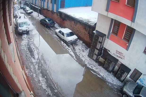Erzurum’da çatılardan düşen buz ve kar kütleleri tehlike saçıyor
