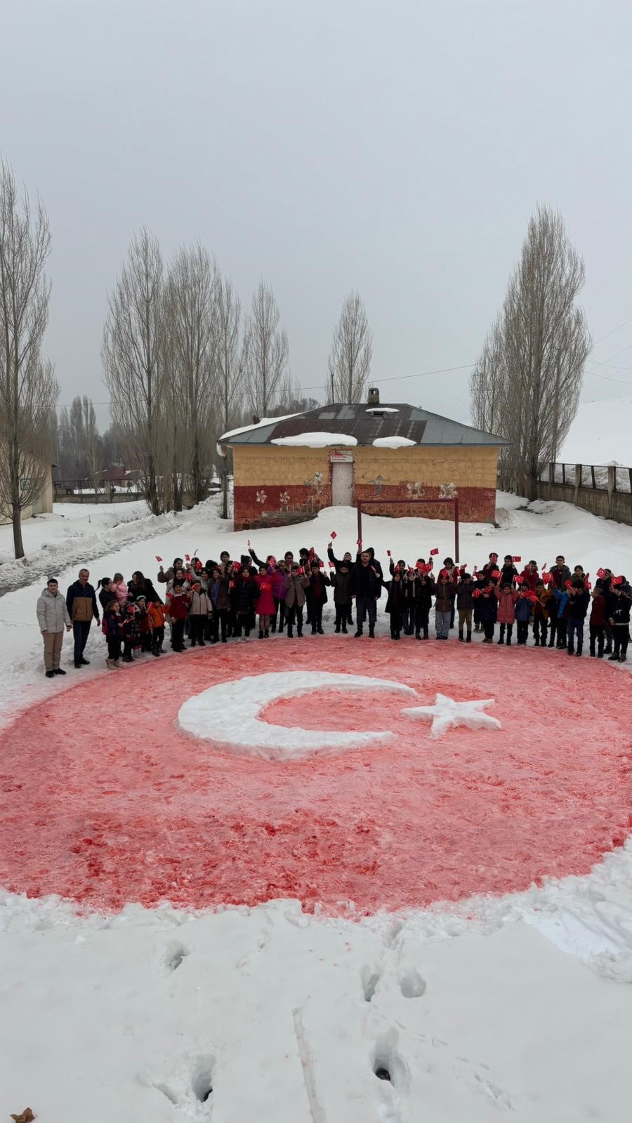 Beyaz Örtüye Ay Yıldız Çizdiler