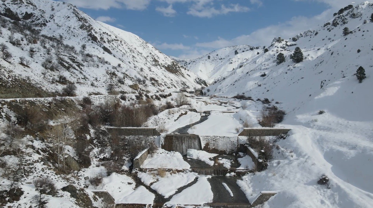 Erzincan’da Buzlar Çözülüyor: Dereler Yeniden Akmaya Başladı
