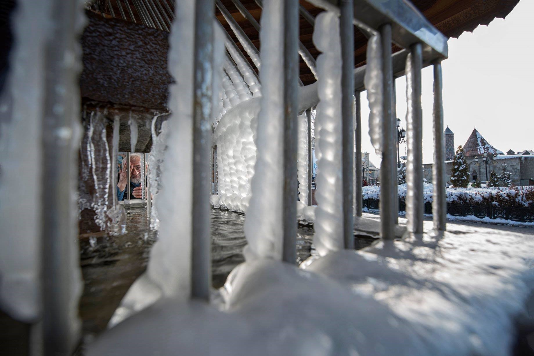 Erzurum’da Dondurucu Soğuklar Etkisini Artırdı: Çeşmeler Dondu, Çığ Uyarısı Yapıldı