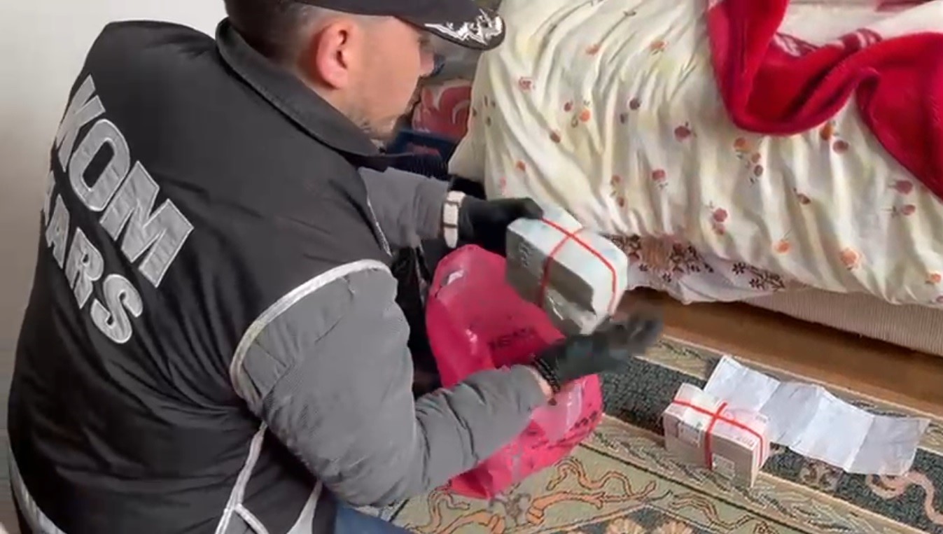 Kars’ta Tefecilere Büyük Operasyon: Yatak Altından Poşet Poşet Para Çıktı