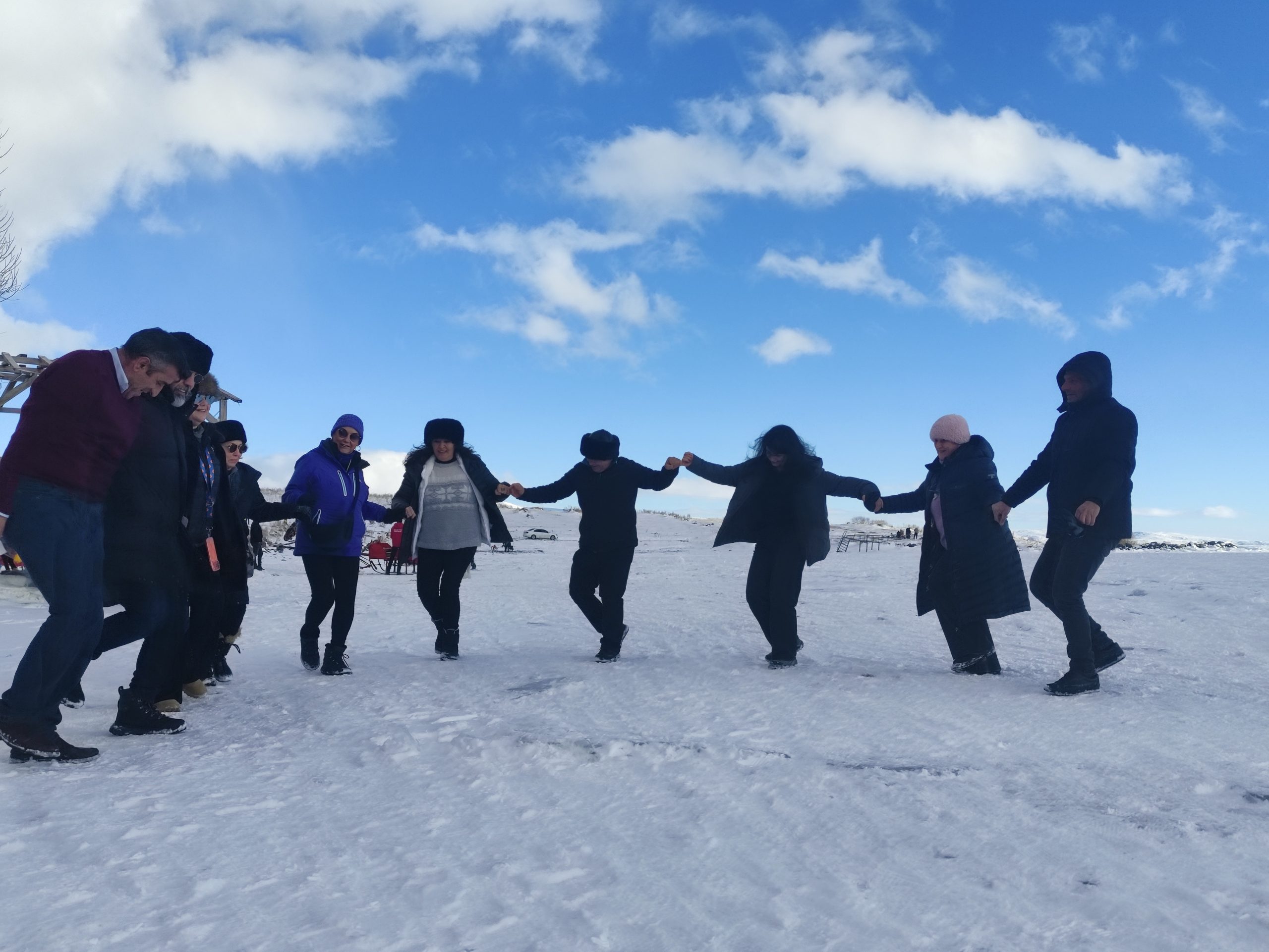 Çıldır Gölü buz tuttu, turistler kış eğlencesinin tadını çıkardı