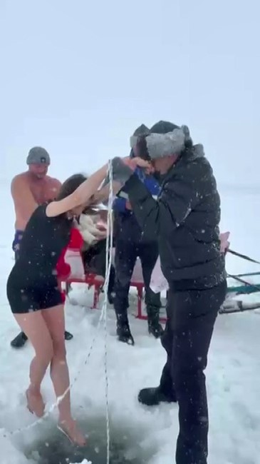 Eksi 23 Derecede Buzların Altına Dalış