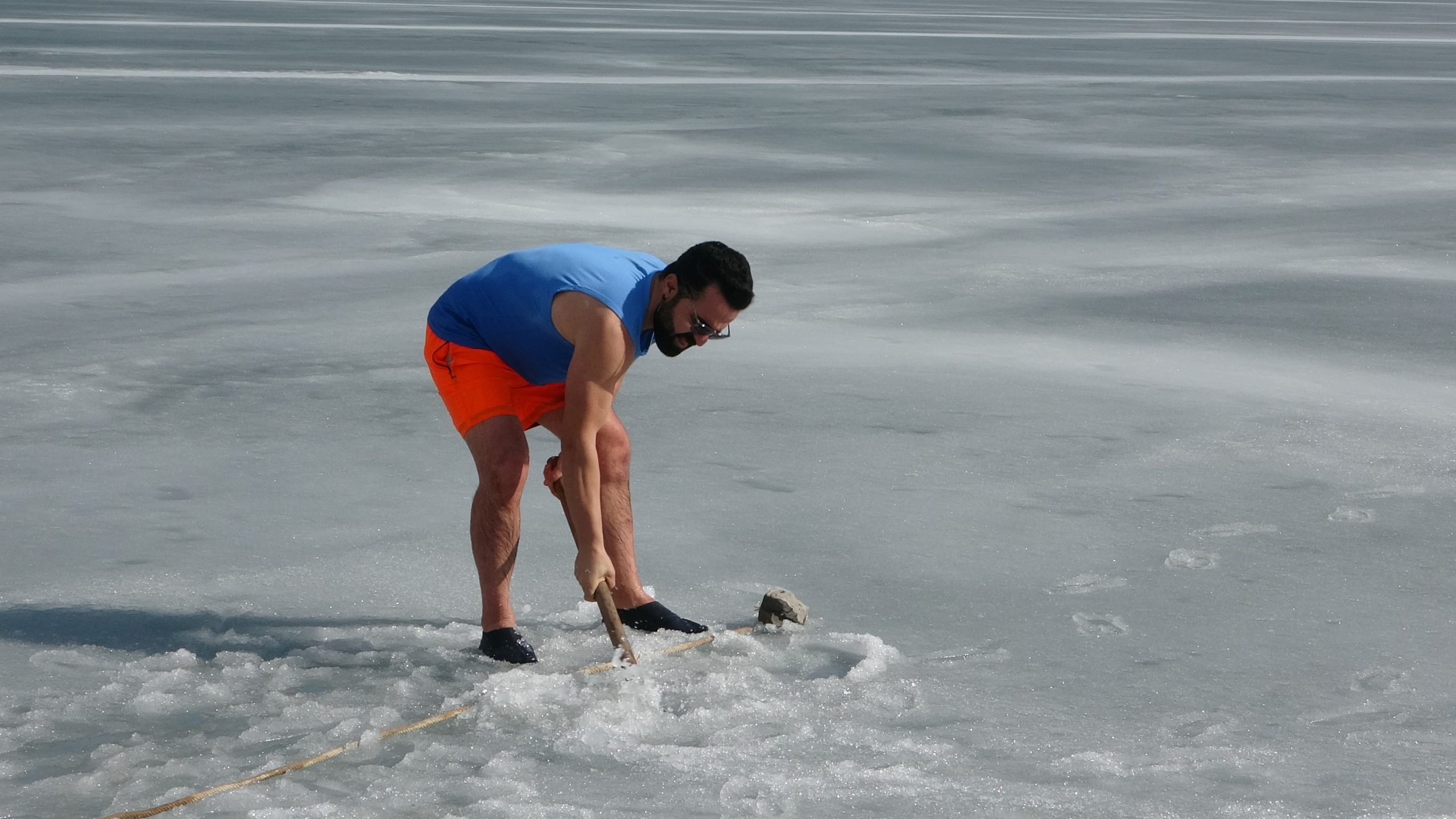 Van’da Buz Tutan Barajda Sıra Dışı Etkinlik: Öğretmen Buzlu Suda Çay İçti