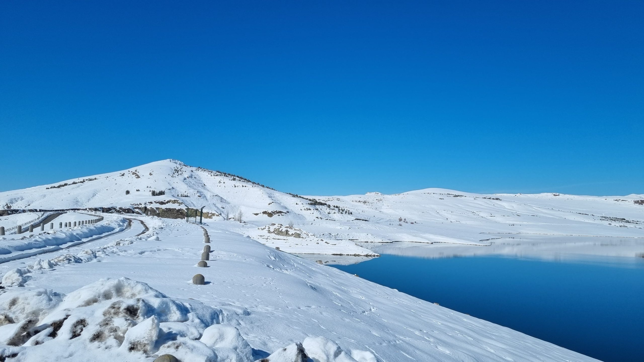 Ağrı’da Buzlar Çözüldü: Yazıcı Barajı Kartpostallık Görüntülere Sahne Oldu