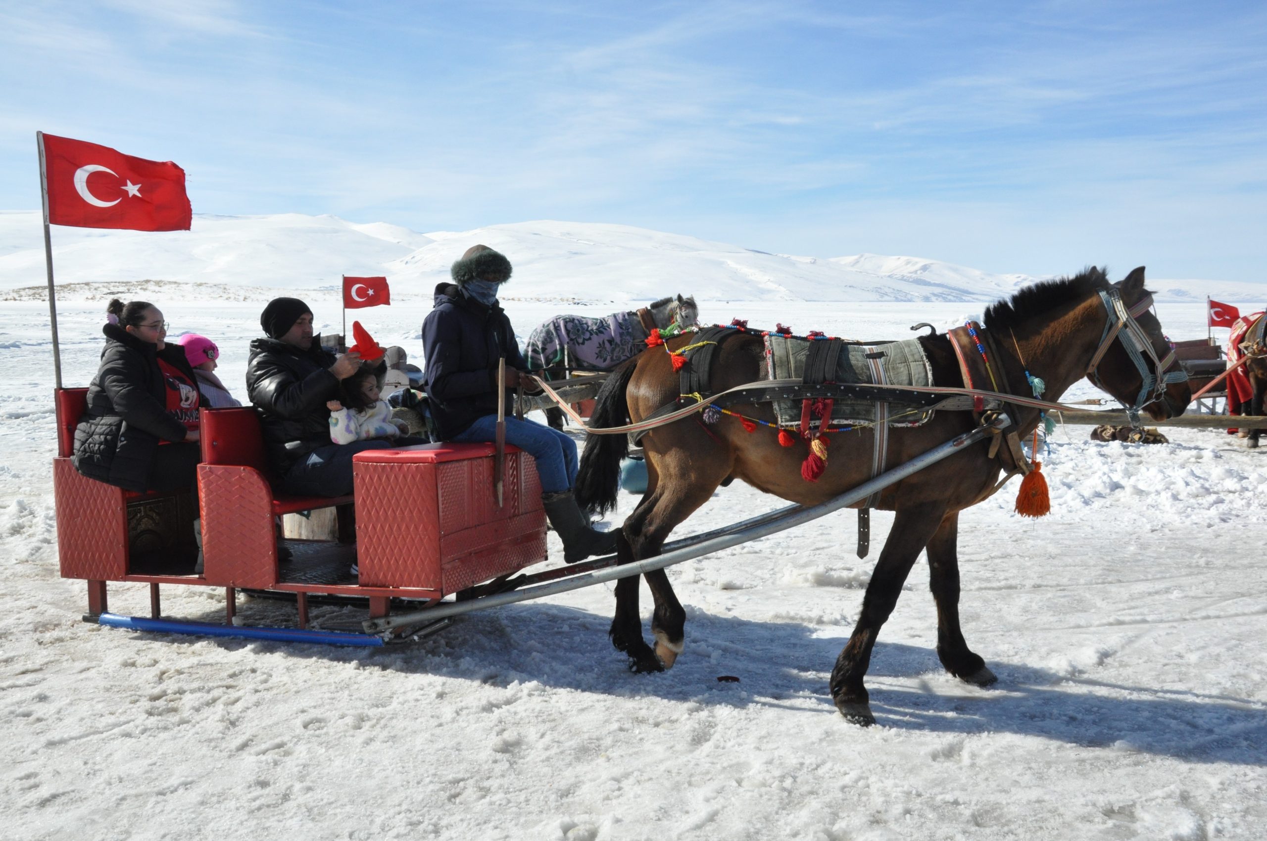 Doğu Anadolu’nun Saklı Cenneti Çıldır Gölü’nde 70 Santimetre Buz Üzerinde Atlı Safari