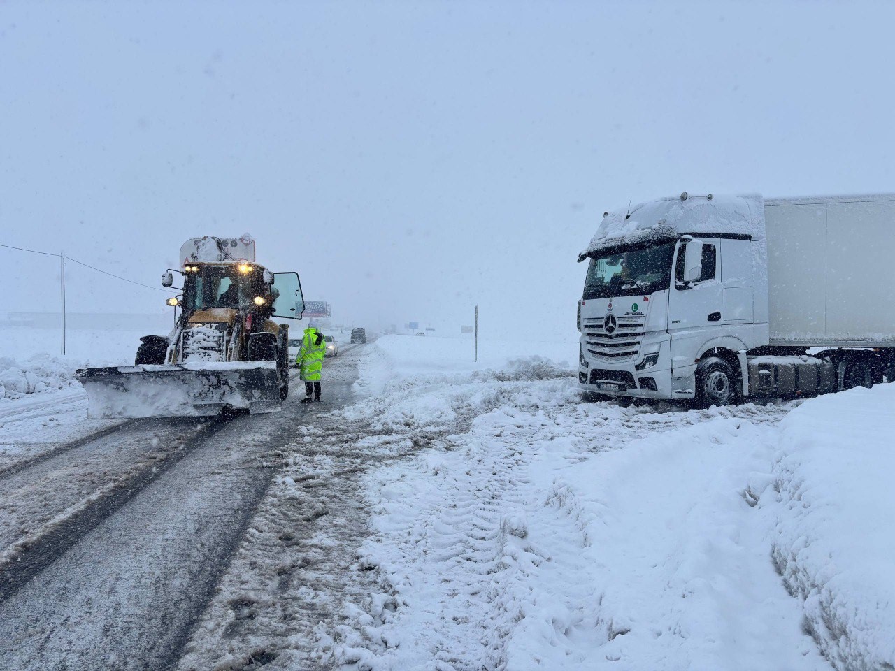 Erzincan’da Yoğun Kar Yağışı Ulaşımı Aksattı: Trafik Durma Noktasına Geldi
