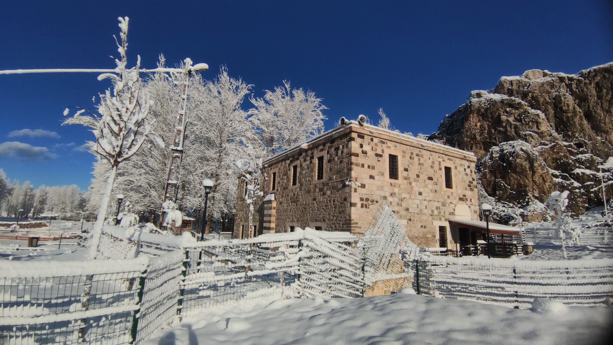 Van’da Gece Başlayan Kar Yağışı Kenti Beyaza Bürüdü