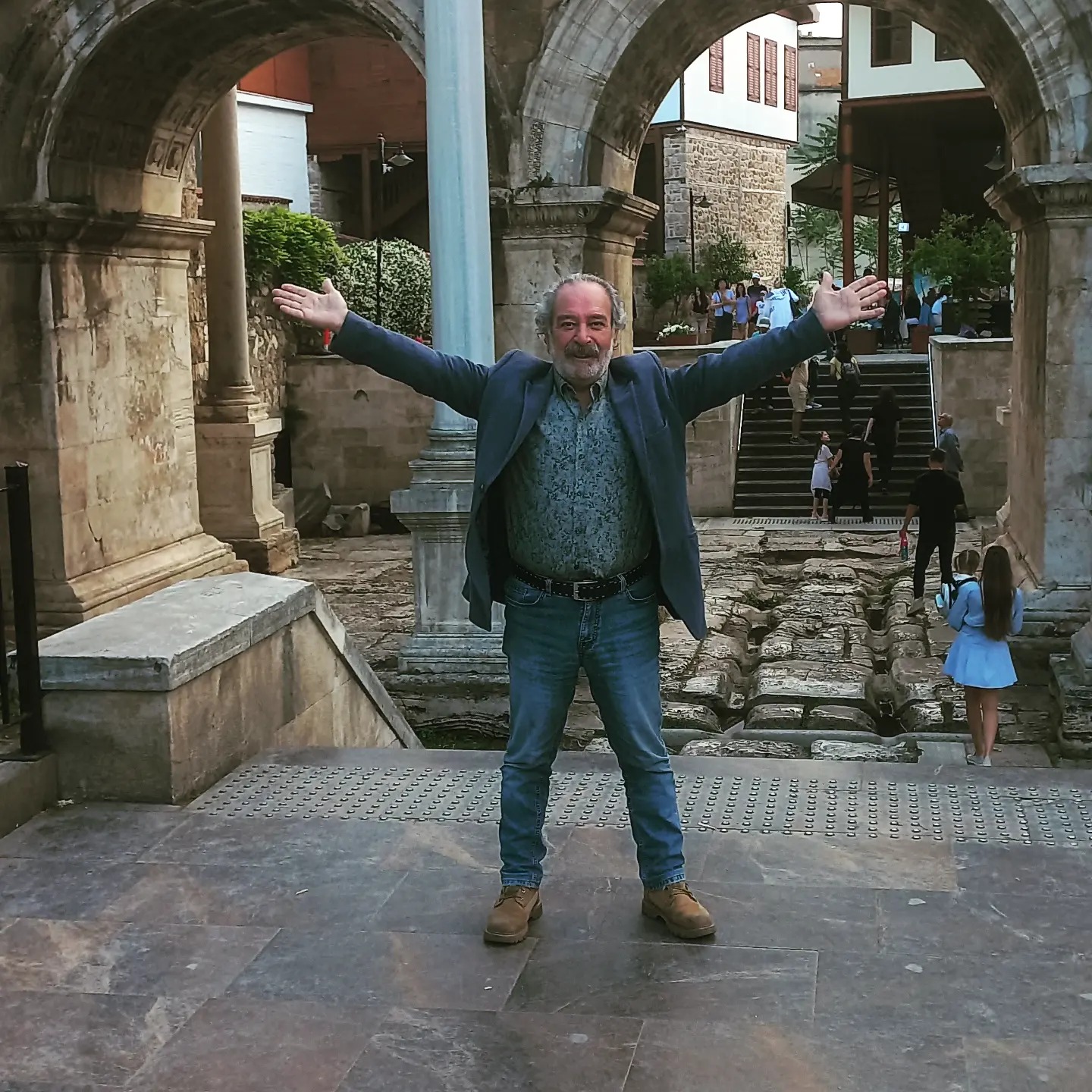 Türk Dizilerinin Unutulmaz Yüzü: Selahattin Taşdöğen’in Yarım Asırlık Sanat Yolculuğu