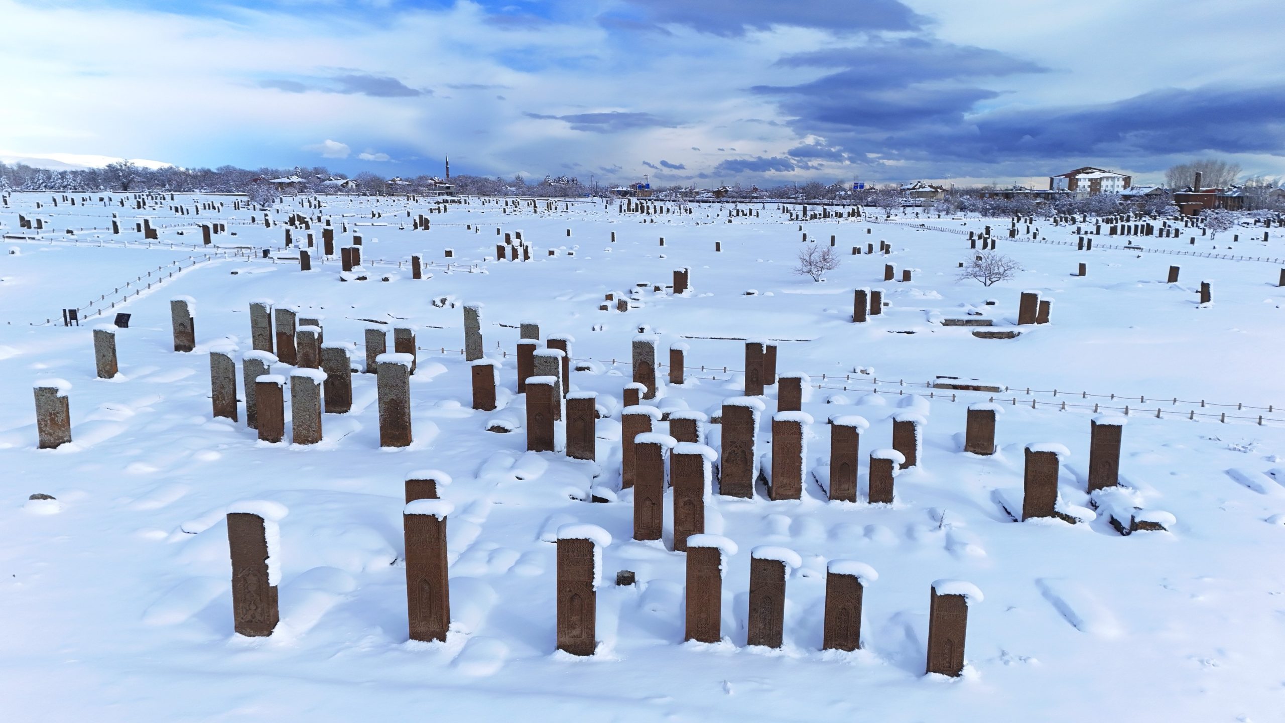 Ahlat’ta Kar Yağışı Tarihi Mekânları Beyaza Bürüdü