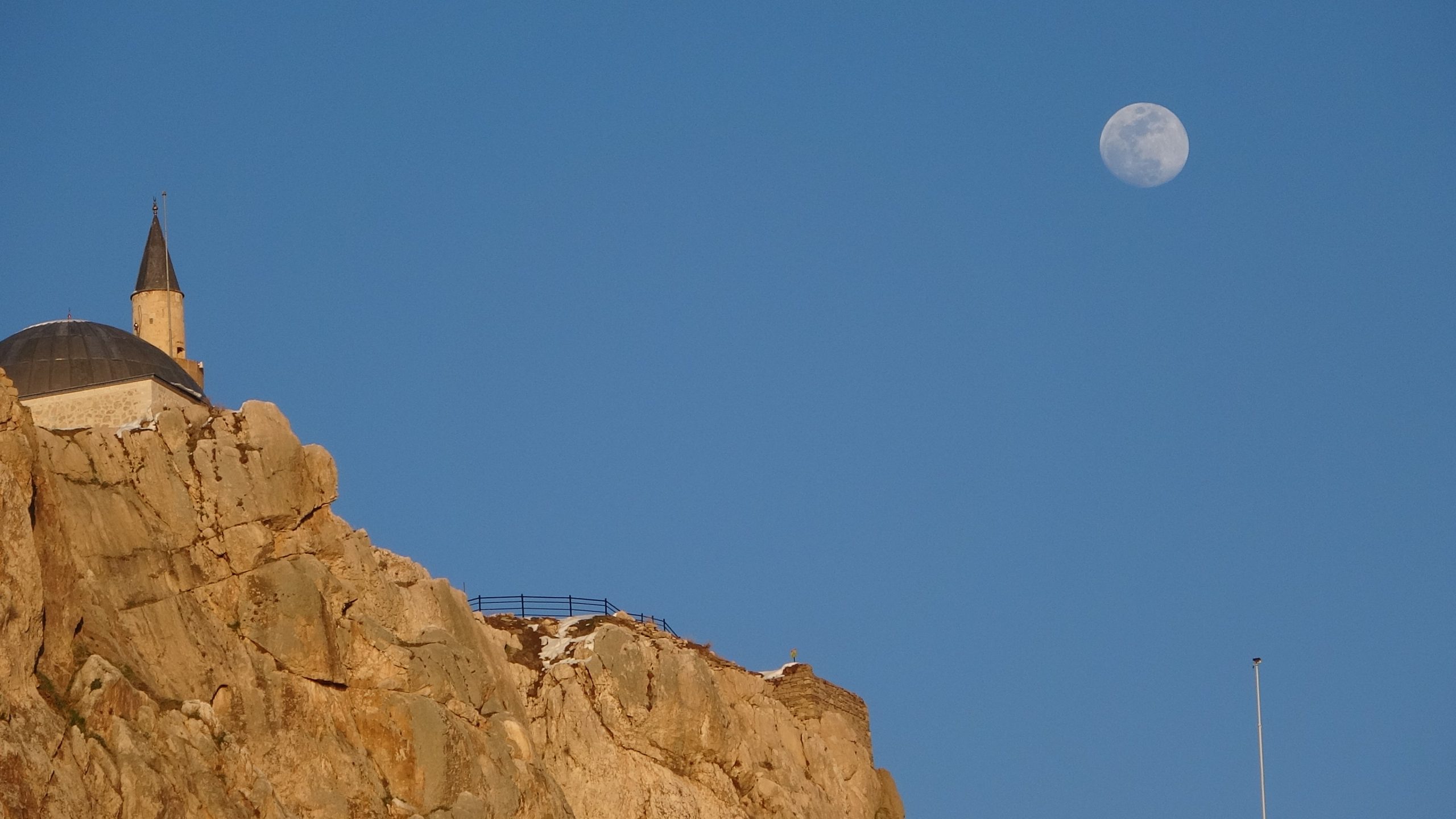 Van’da Dolunay Öncesi Kartpostallık Manzara